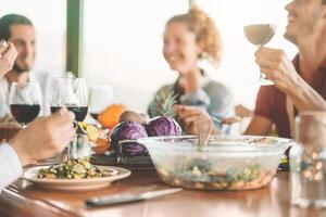 glücklich freunde Essen Vegetarier Essen und Trinken rot Wein - - vegan Familie Essen frisch Gemüse im Bauernhaus - - gesund Menschen Lebensstil und Kochen Kultur Konzept foto