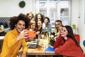 jung Menschen nehmen Selfie mit Handy, Mobiltelefon Smartphone im zusammenarbeiten kreativ Raum - - Jugend tausendjährig Generation und Geschäft Technologie Konzept foto