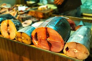 Verkauf beim das Stadt Markt von frisch Fisch Fleisch Schnitt in Stücke im das Hauptstadt von das Insel von Mauritius, Hafen Louis foto