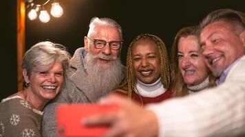 glücklich gemischtrassig Senior freunde haben Spaß im Ferien nehmen Selfie mit Handy, Mobiltelefon Smartphone auf Haus Terrasse - - Alten Lebensstil Menschen Konzept foto