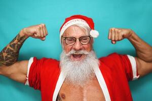 glücklich passen Senior Mann haben Spaß tragen Santa claus Kleider und feiern Weihnachten Ferien foto