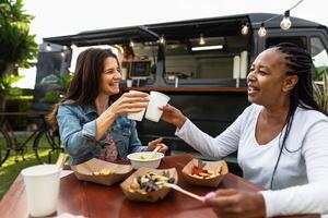 glücklich gemischtrassig Senior freunde haben Spaß Essen im ein Straße Essen LKW Markt foto