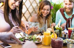 glücklich freunde Mittagessen mit gesund Essen im Bar Kaffee Brunch - - jung Menschen haben Spaß Essen Mahlzeit und Trinken frisch Smoothies im Restaurant - - Gesundheit Ernährung Lebensstil Konzept foto