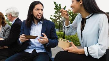 Geschäft Menschen mit anders Alter haben ein Mittagessen brechen draußen Büro foto