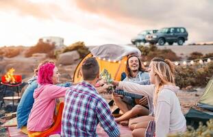 glücklich freunde Toasten Biere beim Grill Camping Party - - Gruppe jung Hipster Menschen haben Spaß Essen und Trinken zusammen im Campingplatz - - Reise Ferien Lebensstil und Jugend Kultur Konzept foto