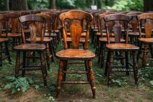 ai generiert Stühle beim das Hochzeit Zeremonie. schön Hochzeit Zeremonie im das Park foto