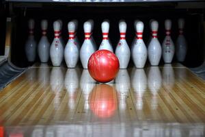 ai generiert das Bowling Ball fliegt in das Kegeln. Bowling foto