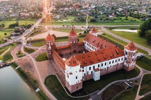 mir Schloss mit Türme in der Nähe von das See oben Aussicht im Weißrussland in der Nähe von das Stadt von mir foto