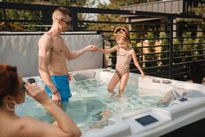 im Sommer, das Familie ruht im das draussen heiß Wanne foto