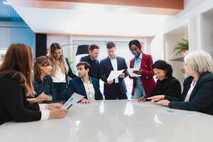 gemischtrassig Geschäft Mannschaft Arbeiten zusammen im ein Sitzungssaal von modern Büro - - Unternehmerschaft Konzept foto