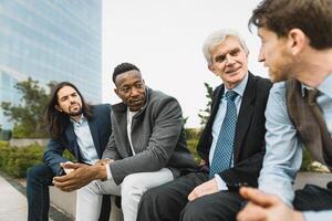 Mannschaft von gemischtrassig Geschäft Menschen mit anders Alter und Ethnien Treffen draußen das Büro foto