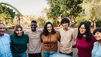 glücklich Mehrgenerationenhaus Menschen mit anders Ethnien haben Spaß zusammen im ein Öffentlichkeit Park - - Gemeinschaft Konzept foto