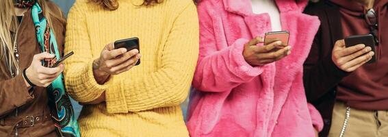 Gruppe freunde mit Handy, Mobiltelefon Smartphones draussen - - jung Menschen Arbeiten auf Digital Marketing - - Jugend tausendjährig Generation Lebensstil und Sozial Medien Netzwerk Technologie Konzept foto