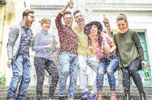 Gruppe von glücklich freunde Herstellung Party auf ein städtisch Bereich - - jung Menschen haben Spaß Lachen zusammen und Trinken Biere draussen - - Freundschaft, Feier, Jugend Lebensstil Konzept foto