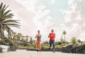 Paar tun Laufen Ausbildung Session draussen - - sportlich Menschen trainieren Sprint Übungen - - Gesundheit Aktivität und Lebensstil Sport Konzept foto