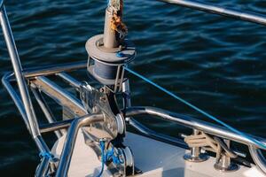 Seil auf das Winde von ein Weiß Yacht im das Meer.Yacht Ausrüstung foto