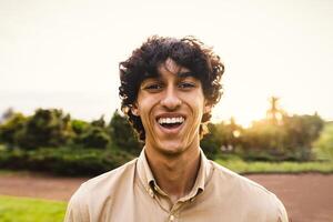 glücklich jung Teenager lächelnd im Vorderseite von Kamera foto