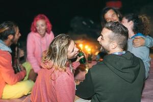 Gruppe von freunde Camping auf das Strand während das Nacht - - jung tausendjährig Menschen haben Spaß tun Grill Trinken Bier und spielen Gitarre - - Freundschaft, Party und Jugend Lebensstil Ferien foto