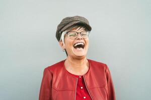 glücklich Senior Frau Lachen draussen - - modisch reifen Person haben Spaß während im Ruhestand Zeit - - Alten Menschen Lebensstil Konzept foto