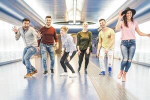 Gruppe von freunde haben Spaß zusammen im unter Tage Bahnhof - - jung Menschen bekommen bereit zum Party - - Glück, Nachtleben, Freundschaft und Jugend Lebensstil Konzept foto