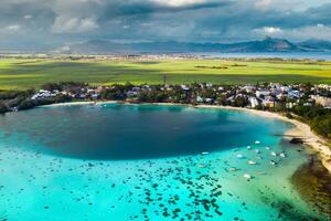 oben Aussicht von das Blau Bucht Lagune von Mauritius. ein Boot schwimmt auf ein Türkis Lagune foto