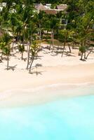 Aussicht von das Höhe von das Strand im das indisch Ozean auf das Insel von Mauritius. foto