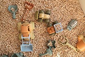 ein modern Kinder- Sandkasten mit Spielzeuge. Sandkasten Füllstoff im das bilden von hölzern klein hölzern Würfel foto