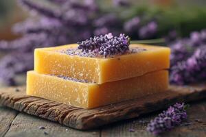 ai generiert handgemacht Seife Lügen auf ein Tabelle mit Lavendel Blumen, ein Strauß von Lavendel auf ein hölzern Tabelle foto