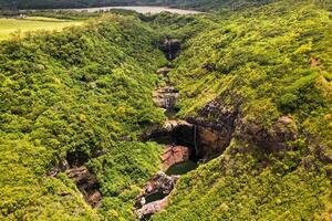 Antenne Aussicht von über von das Tamarin Wasserfall Sieben Kaskaden im das tropisch Dschungel von das Insel von Mauritius foto