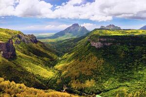 Berg Landschaft von das Schlucht auf das Insel von Mauritius, Grün Berge von das Urwald von Mauritius foto