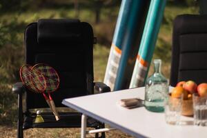 ein Tabelle mit Geschirr und Stühle in der Nähe von das Wohnmobil. Picknick im Natur foto