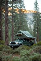 ai generiert ein suv mit ein Zelt auf das Dach im das wild. Reisen durch Auto foto