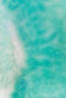 ein Aussicht von ein Höhe von ein tropisch Strand und Wellen brechen auf ein tropisch golden sandig Strand. das Meer Wellen sanft Wind entlang das schön sandig Strand foto