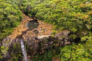 Antenne Aussicht von über von das Tamarin Wasserfall Sieben Kaskaden im das tropisch Dschungel von das Insel von Mauritius foto