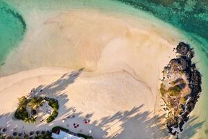 Aussicht von das Höhe von das Osten Küste von das Insel von Mauritius. fliegend Über das Türkis Lagune von das Insel von Mauritius im das Bereich von bel Stute. foto