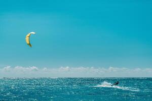 ein Mann Gleitschirmfliegen auf le Mourne Strand, Mauritius, indisch Ozean auf das Insel von Mauritius foto
