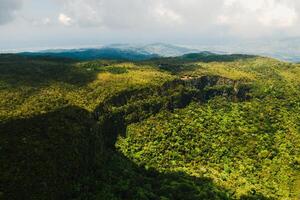 Vogelaugen Aussicht von das Berge und Felder von das Insel von mauritius.landschaften von Mauritius. foto