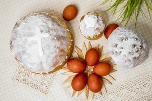 Ostern Kuchen und rot Eier auf ein Leinen- Tuch, selektiv Fokus, oben Aussicht foto