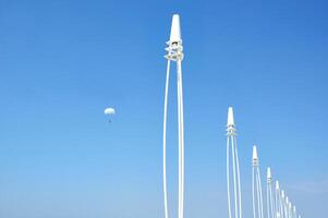 Weiß Masten und Weiß Fallschirm im das Blau Himmel foto