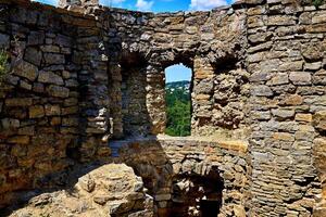 Schlupfloch Fenster im das alt Mauer von das uralt Festung foto