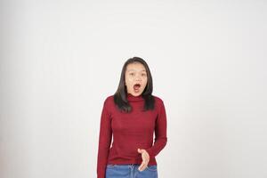 jung asiatisch Frau im rot T-Shirt tun Beeindruckend oder Schock Gesicht und suchen beim Kamera isoliert auf Weiß Hintergrund foto