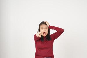 jung asiatisch Frau im rot T-Shirt tun Beeindruckend oder Schock Gesicht und zeigen beim Kamera isoliert auf Weiß Hintergrund foto