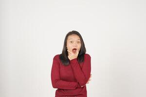 jung asiatisch Frau im rot T-Shirt tun Beeindruckend oder Schock Gesicht und suchen beim Kamera isoliert auf Weiß Hintergrund foto