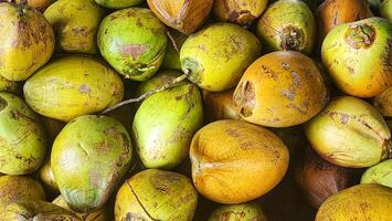 ein Stapel von Grün und Gelb Kokosnüsse foto