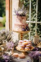 ai generiert Hochzeit Kuchen mit Lavendel Blumen- Dekor, Party Feier und Urlaub Dessert im ein Landschaft Garten, Veranstaltung Essen Gastronomie, Land Hütte Stil, generativ ai foto