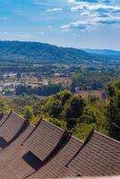 loei, Thailand, 2023 - - Antenne Panorama mit braun Dach im Vordergrund, Dort ist ein sehr bekannt Tourist Ziel mit Ansichten von das Berge, Dorf, und ein Bauernhof. foto