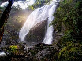 ein Herrlich Wasserfall gefangen im lange Belichtung, Thailand. foto