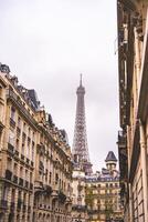 oben von das Eiffelturm mit alt Gebäude im das Vordergrund. Paris, Frankreich, Oktober 22 2023. foto