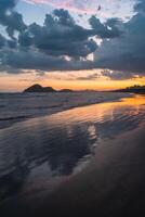 schön Sonnenuntergang beim das Strand von Bertioga, sao Paulo, Brasilien. foto