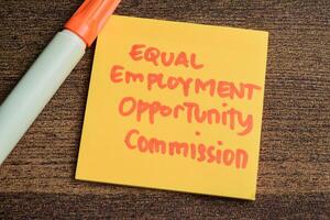 Konzept von gleich Beschäftigung Gelegenheit Kommission schreiben auf klebrig Anmerkungen isoliert auf hölzern Tisch. foto